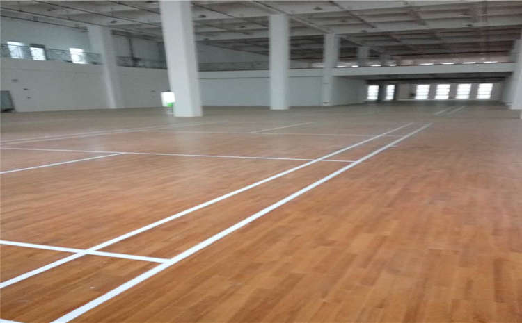 如何讓體育木地板更穩定？