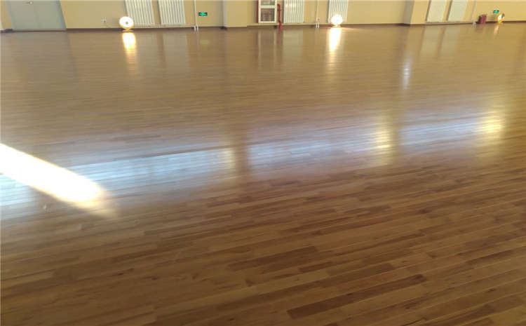 榪愬姩鏈ㄥ湴鏉?/></p>
<P>1銆佽繍鍔ㄥ畨鍏?/P>
<P>榪愬姩鏈ㄥ湴鏉挎槸涓€縐嶅叿鏈変紭鑹殑鎵胯澆鎬ц兘錛岄珮鍚擱渿鎬ц兘錛屾姉鍙樺艦鎬ц兘鐨勮繍鍔ㄦ湪鍦版澘緋葷粺錛屽茍涓斿叾琛ㄩ潰鐨勬懇鎿︾郴鏁板繀欏昏揪鍒?.4-0.6錛屽お婊戞垨澶訂閮戒細瀵硅繍鍔ㄥ憳閫犳垚浼ゅ銆備紭鑹殑鍐插嚮鍚告敹鎬ц兘鍙湁鏁堢殑閬垮厤榪愬姩鍛樺彈鍒拌繍鍔ㄦ崯浼ゃ€?/P>
<P>2銆佺幆淇濆仴搴?/P>
<P>榪愬姩鏈ㄥ湴鏉塊€夌敤鐨勯兘鏄ぉ鐒舵潗璐紝鏈韓娌℃湁姹℃煋婧愶紝鏈夌殑鏈ㄦ潗鏈夎姵棣欓厞錛岃繕鑳藉彂鍑烘湁鐩婂仴搴楓€佸畨紲炵殑棣欐皵銆傜敱浜庡疄鏈ㄦ潗璐ㄧ殑榪愬姩鏈ㄥ湴鏉跨幆淇濇棤姹℃煋錛岄偅灝卞榪愬姩浜哄憳鐨勮韓浣撳仴搴蜂笉浣嗘棤瀹籌紝鑰屼笖鏈夌泭銆?/P>
<p style=