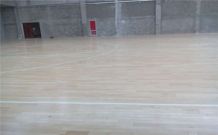 柞木風雨操場運動地板造價是的多少？