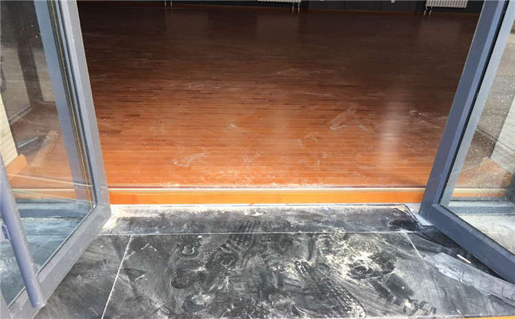 運(yùn)動(dòng)木地板的原木色澤是什么？