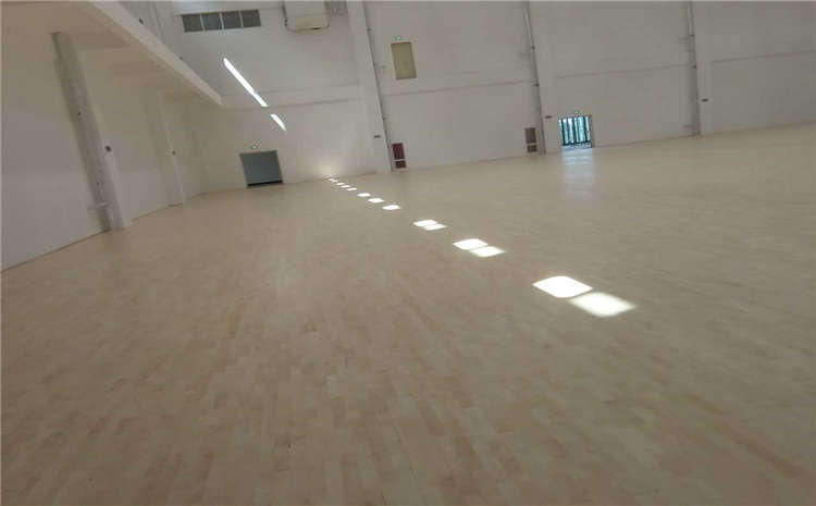 楓樺木木地板籃球館怎么翻新