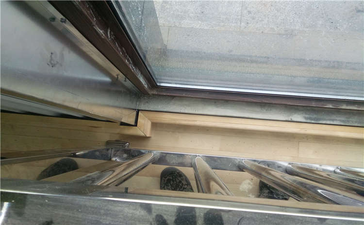 體育實木運(yùn)動地板氣泡原因