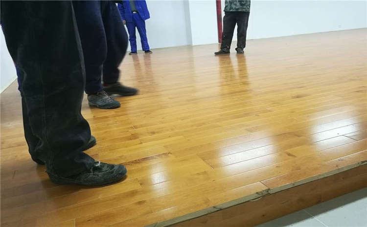 22厚運動體育地板怎么翻新？